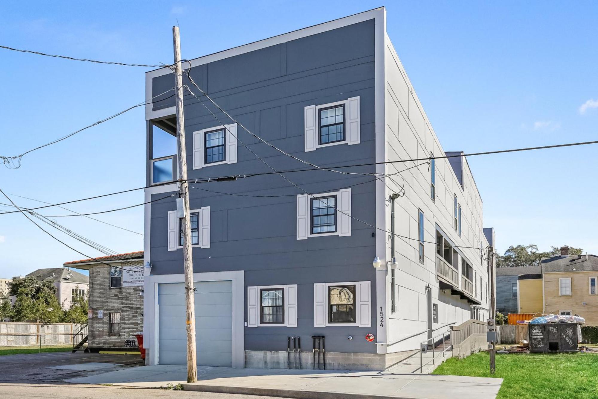 Apartment Spacious And Fully Furnished Near St. Charles