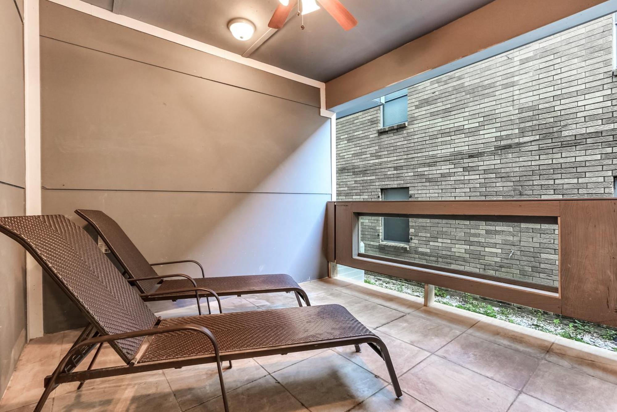 Spacious And Fully Furnished Near St. Charles Apartment