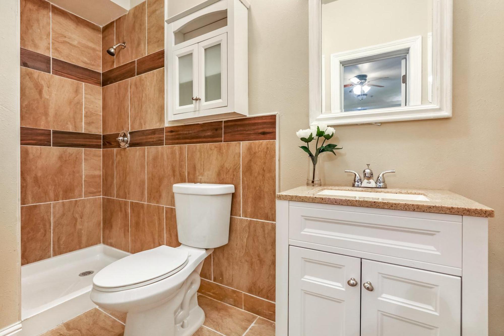 Spacious And Fully Furnished Near St. Charles Apartment *