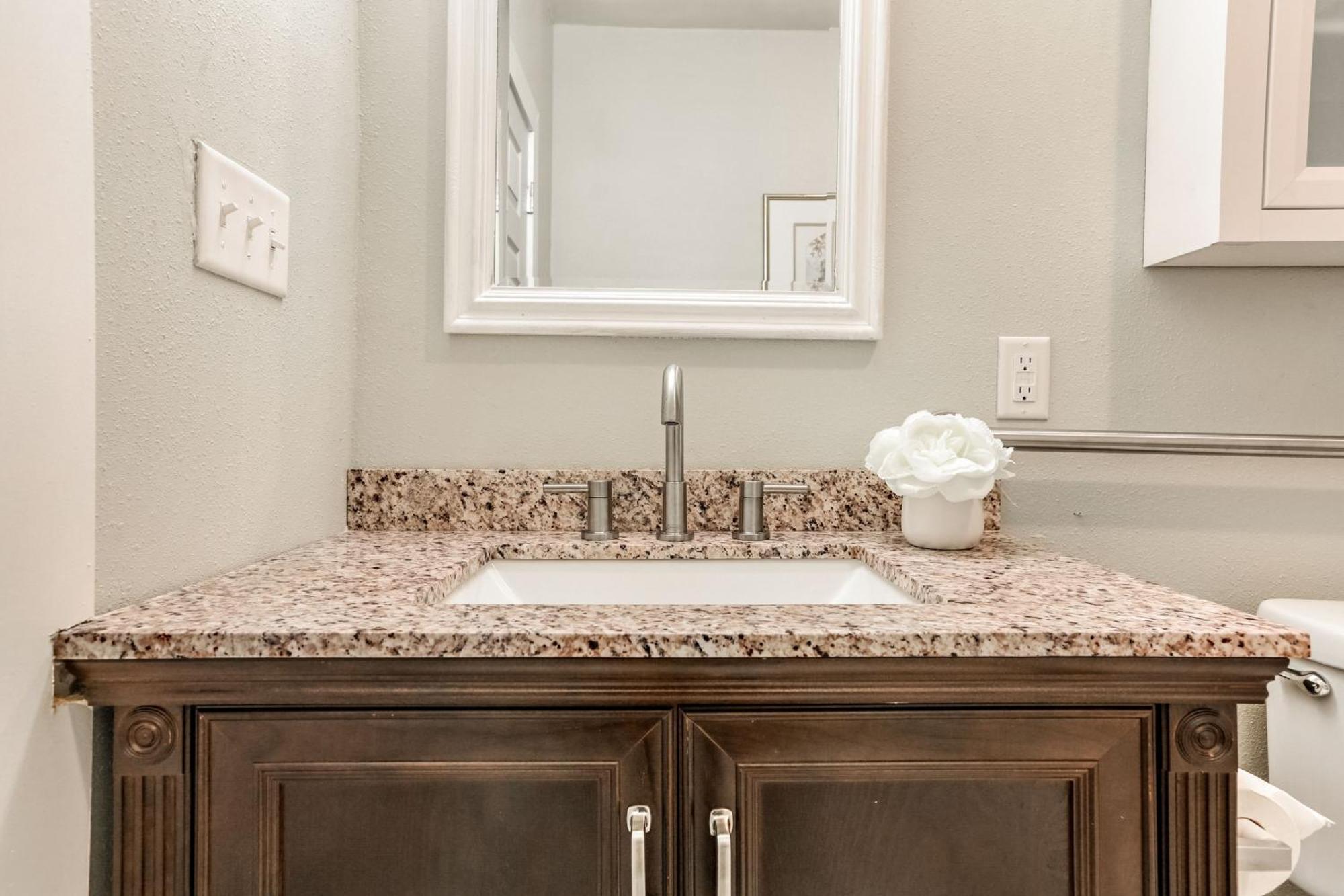Spacious And Fully Furnished Near St. Charles *
