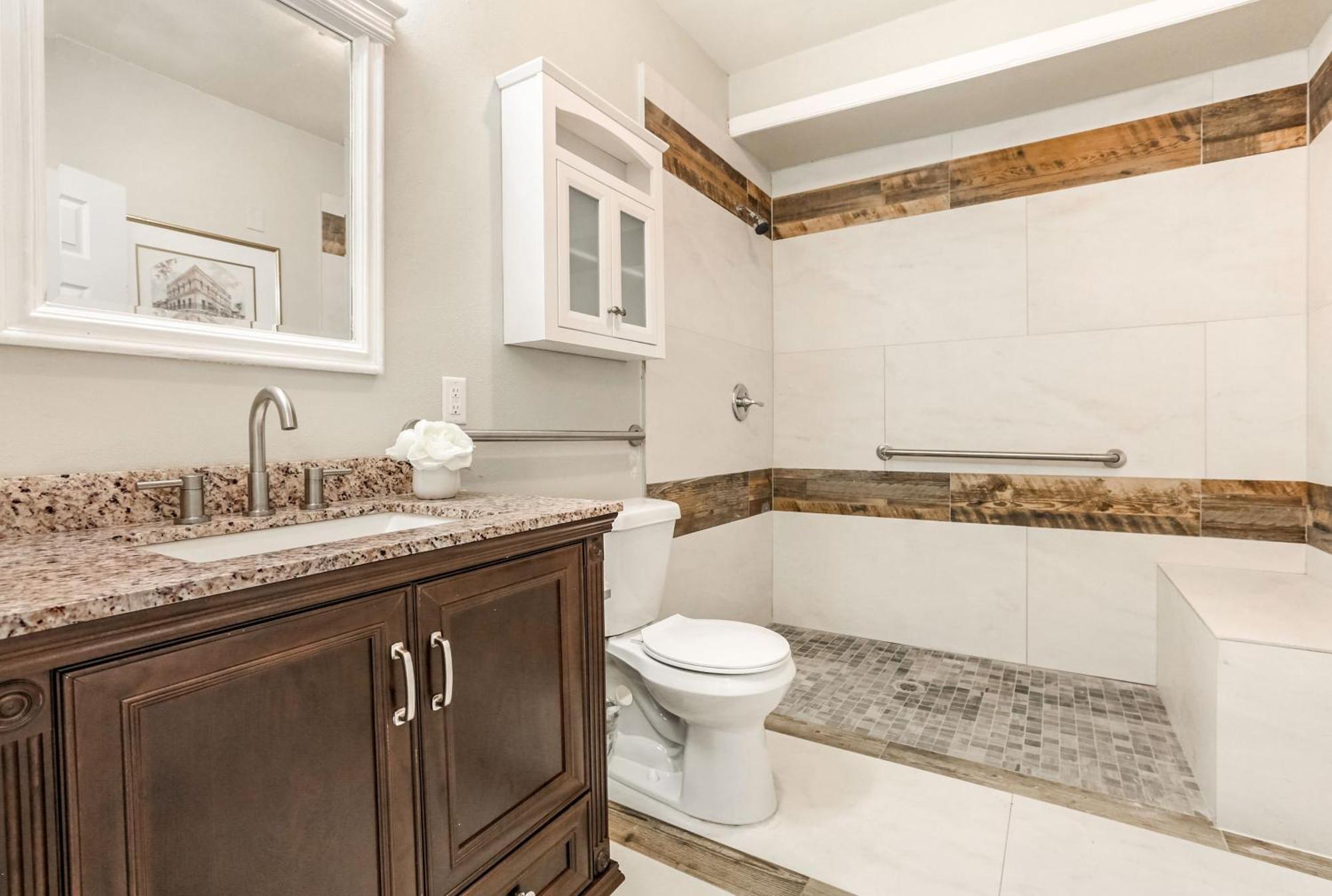 Spacious And Fully Furnished Near St. Charles * New Orleans